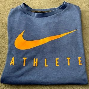 NIKE BOY’S DRI-FIT ATHLETE BLUE SHORT SLEEVE TEE SIZE MEDIUM.